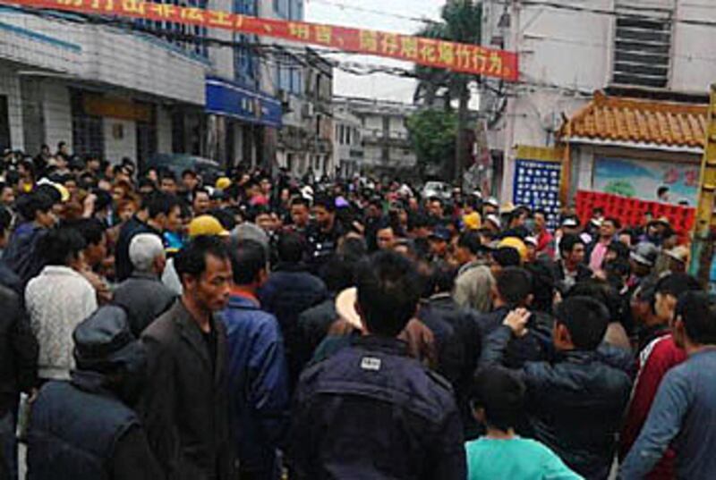 1月28日，廣東茂名市鼇頭鎮數百民眾，不滿交警無理沒收摩托車，將交警包圍，交警其後躲進鎮派出所，村民怨氣難消，持續圍堵討說法。(村民李先生提供)