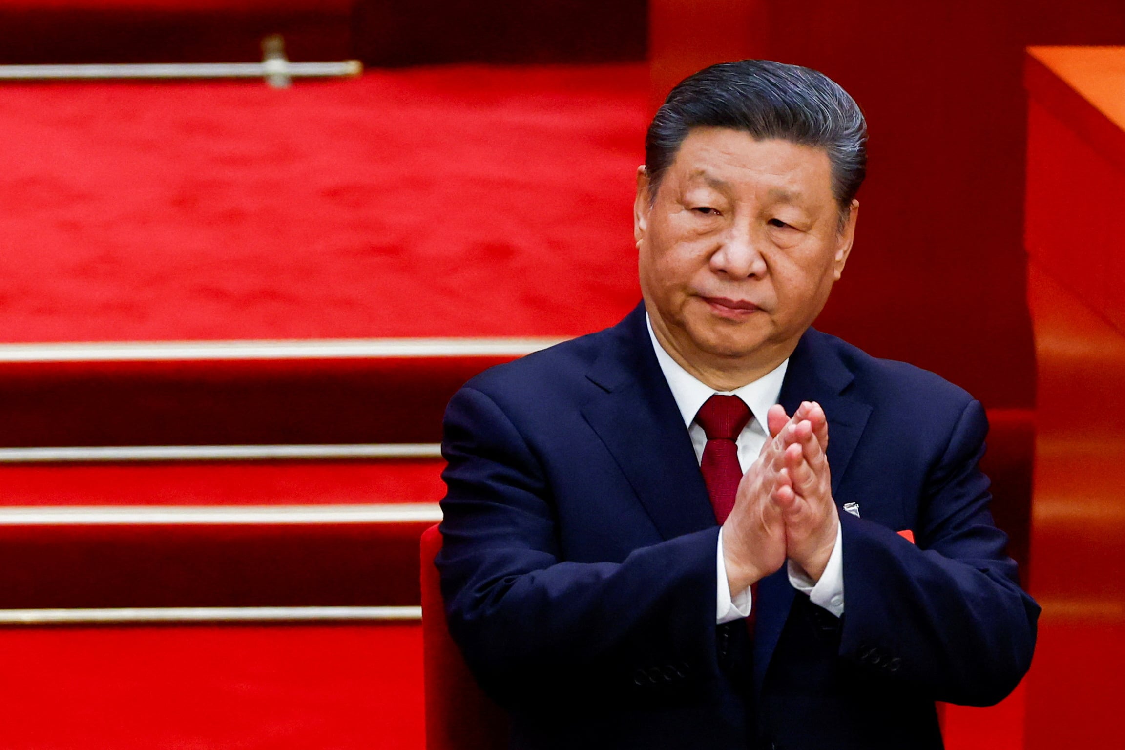 Chủ tịch Trung Quốc Tập Cận Bình vỗ tay khi Thủ tướng Lý Cường (không có trong ảnh) phát biểu tại phiên khai mạc của Đại hội đại biểu nhân dân toàn quốc, tại Đại lễ đường Nhân dân, Bắc Kinh, Trung Quốc, ngày 5 tháng 3 năm 2025.