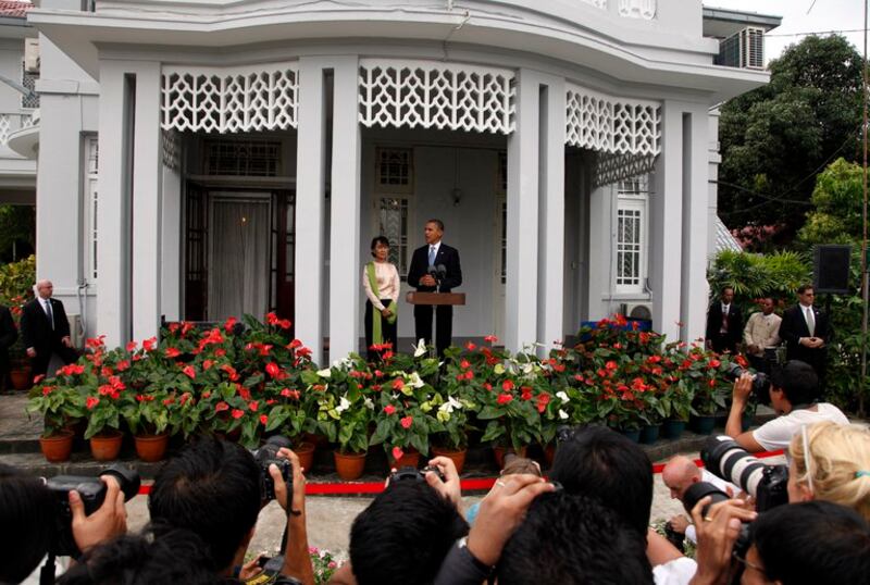 ၂ဝ၁၂ ခုနှစ် စက်တင်ဘာလ ၁၉ ရက်နေ့က ခြံအမှတ် ၅၄ ဝင်းထဲတွင် ပြုလုပ်သည့် သတင်းစာရှင်းလင်းပွဲတွင် တွေ့ရသော ဒေါ်အောင်ဆန်းစုကြည်နှင့် အမေရိကန်သမ္မတဟောင်း ဘားရက်အိုဘားမား။ (Photo: AFP)