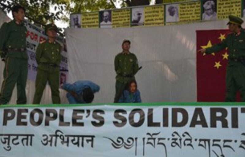 图片: 藏人学生表演行动剧介绍西藏现状。 (记者丹珍拍摄)