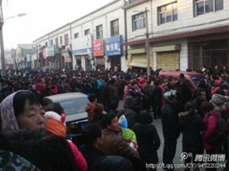 图片： 12月11日，武警与信徒于河南郑州登封市大冶镇香山街发生流血冲突。 （中国茉莉花革命网）