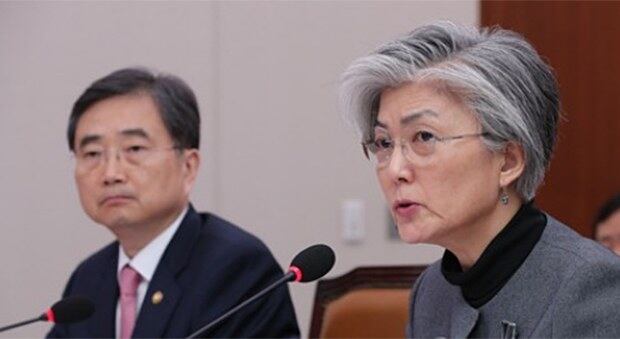 강경화 외교부 장관(오른쪽)이 26일 오전 국회에서 열린 외교통일위원회의 외교부 등 국정감사에 출석, 의원 질의에 답변하고 있다. 