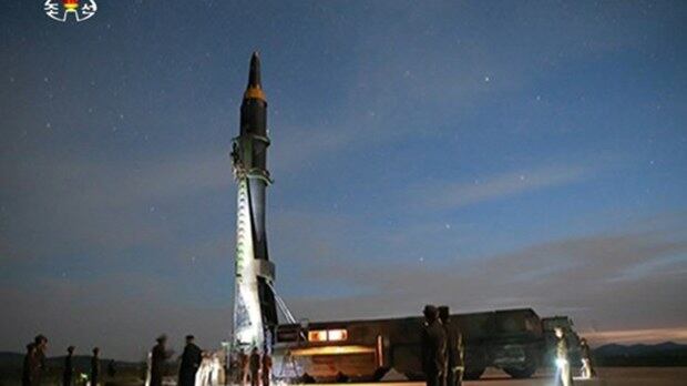중장거리탄도미사일(IRBM) '화성-12형'의 발사장면. 사진은 이동식발사차량에서 미사일본체를 세워 공중으로 발사하는 모습.