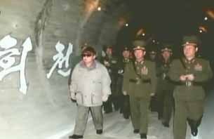 사진은 2010년 12월 당시 북한 김정일 국방위원장이 후계자 김정은과 함께 자강도 희천발전소 건설장을 현지지도 하고 있는 모습.