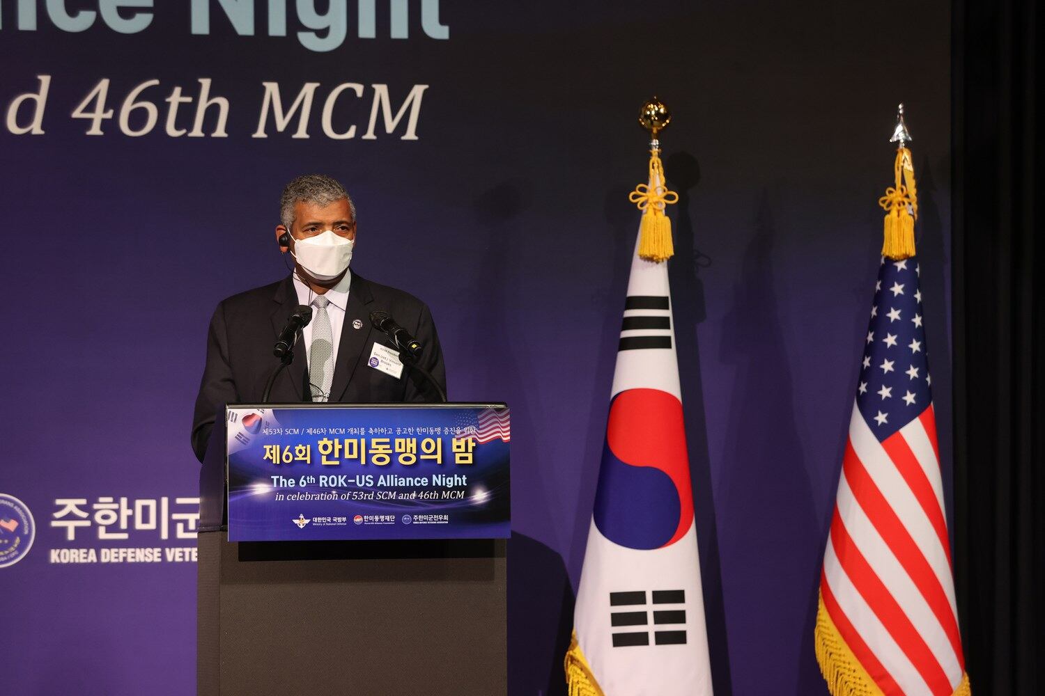 제53차 한미안보협의회(SCM)를 하루 앞둔 1일 오후 서울 중구 밀레니엄 힐튼 호텔에서 열린 '제6회 한미동맹의 밤' 행사에서 빈센트 브룩스 전 주한미군 사령관이 답사를 하고 있다.