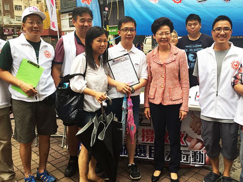 2015年5月10日，政務司司長林鄭月娥(前排右二)簽名撐政改。(政府新聞處)