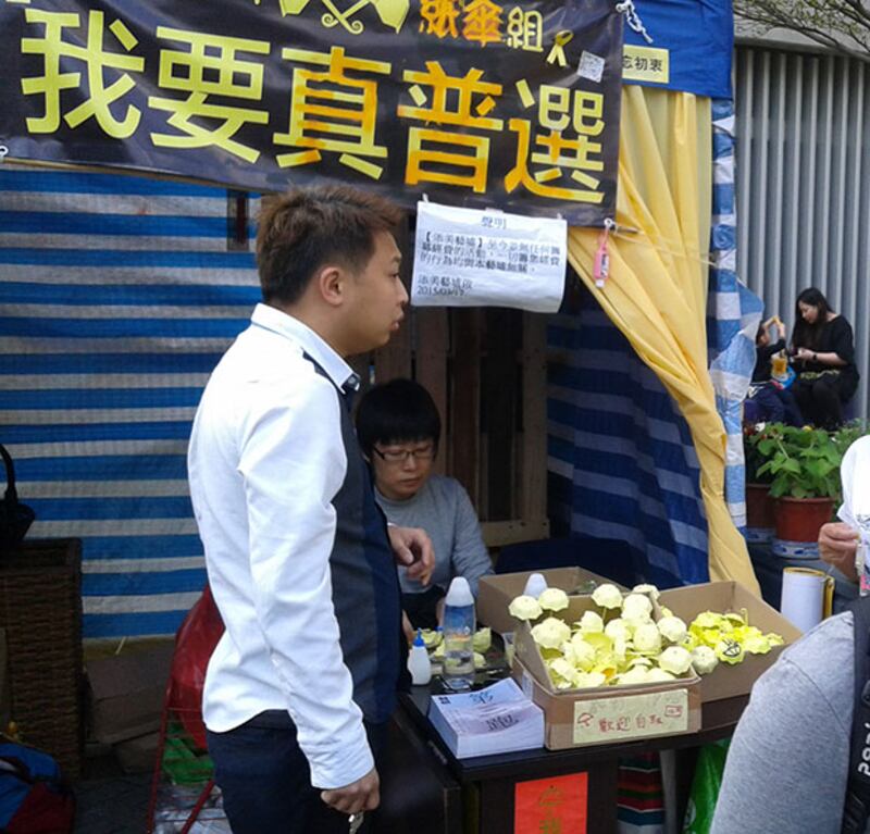2015年3月28日，團體義工不斷摺黃色小紙雨傘，送贈參觀人士。（戴維森攝)