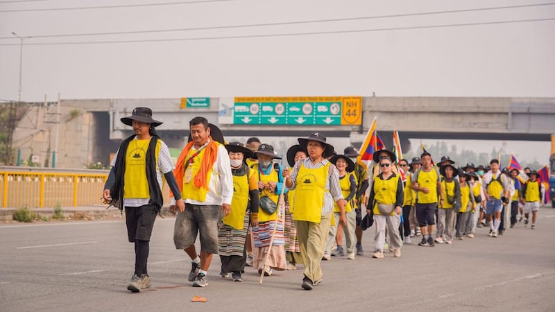 ཞི་བའི་གོམ་བགྲོད་པ་རྣམས་རྡ་ས་ནས་ལྡི་ལི་བར་སྐྱོད་བཞིན་པའི་རྣམ་པ།