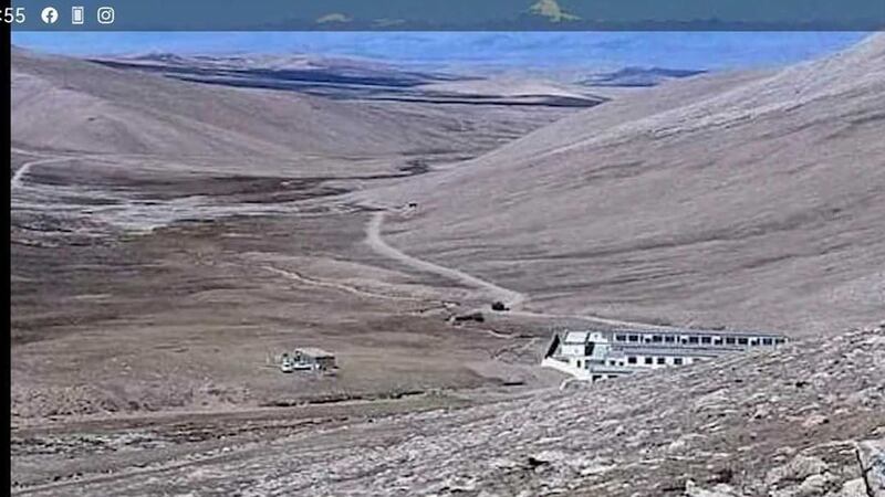 在圣山冈仁波齐南面出现的中国建筑物。(Limi藏人提供)