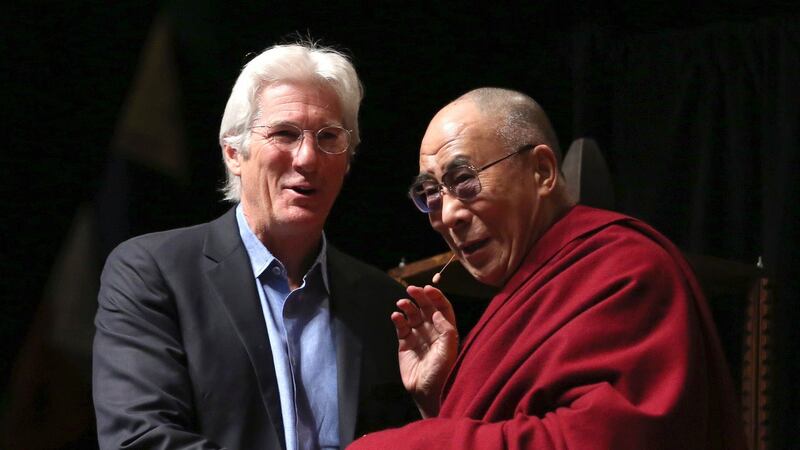 美国知名影星理查德·基尔跟达赖喇嘛握手后,遭好莱坞八大片商封杀。(路透社)