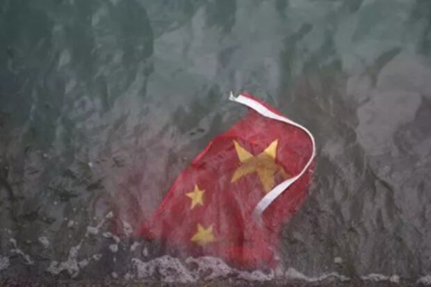 2019年8月4日,香港示威民眾將中國國旗丟入海中,引發中共高層反彈,並將香港民眾反送中視為顏色革命。(視頻截圖)