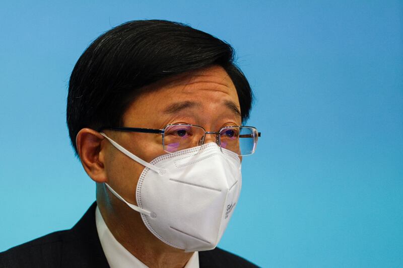 香港特首李家超回應港媒提問時強調,「黃碼」只針對從海外及台灣抵港人士,但「紅碼」適用於全港確診者。(路透社資料圖片)