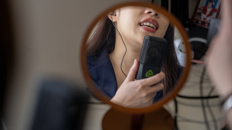 图说：不少台湾直播主在无意之间，便踩到两岸议题潜规则的地雷。（摄影／许𦱀倩）