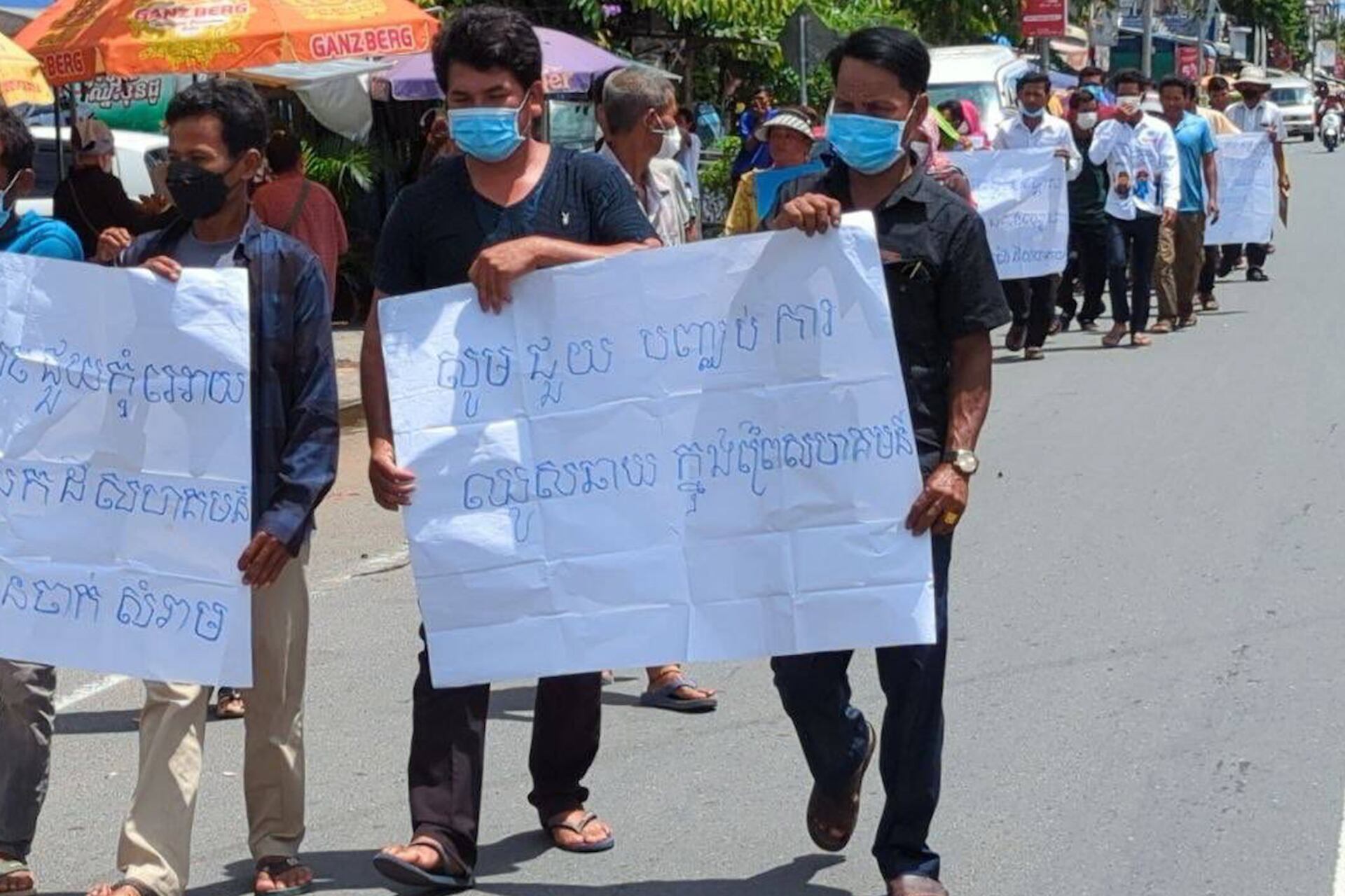 People with land dispute in Sihanouk are walking to Hun Sen's mansion.