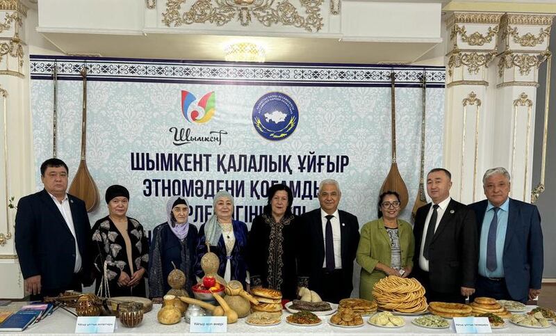 قازاقىستاننىڭ چىمكەنت شەھىرىدە ئوتكەن «ئۇيغۇر تىلى، مەدەنىيىتى، ئۆرپ-ئادەتلىرى» مەدەنىي كۈنلىرى مۇراسىمىدىن كۆرۈنۈش. 2023-يىل 22-ئۆكتەبىر.
