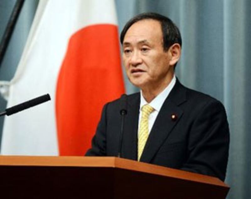 图片：日本内阁官房长官菅义伟在17号在记者会上表示说：“这是违背我国立场的发言，对于前首相说出此番言论感到非常遗憾。”提出强烈批评。（南洲提供）