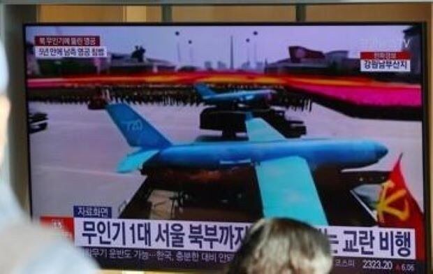 2022년 12월 27일 오후 서울역 대합실에 설치된 TV에 북한 무인기 영공 침범 관련 뉴스가 보도되고 있다.