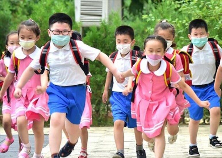 북한 소학교 어린이들의 새 교복.