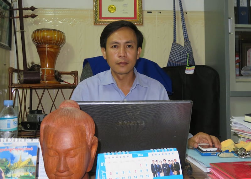 ប្រធាន​សមាគម​ប្រជាធិបតេយ្យ​ឯករាជ្យ​នៃ​សេដ្ឋកិច្ច​ក្រៅ​ប្រព័ន្ធ លោក វន់ ពៅ ក្នុង​ពេល​ផ្ដល់​បទសម្ភាសន៍​នៅ​ការិយាល័យ​របស់​លោក បន្ទាប់​ពី​លោក​ទៅ​បំភ្លឺ​នៅ​ប៉ុស្តិ៍​រដ្ឋបាល​ខណ្ឌ​ទឹកថ្លា នៅ​ថ្ងៃ​ទី​១១ ខែ​ឧសភា ឆ្នាំ​២០១៦។