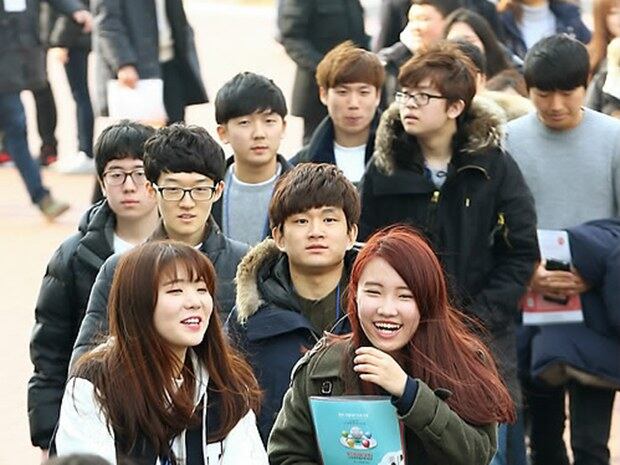경북대 신입생들이 수업을 받게 될 강의실로 향하고 있다.