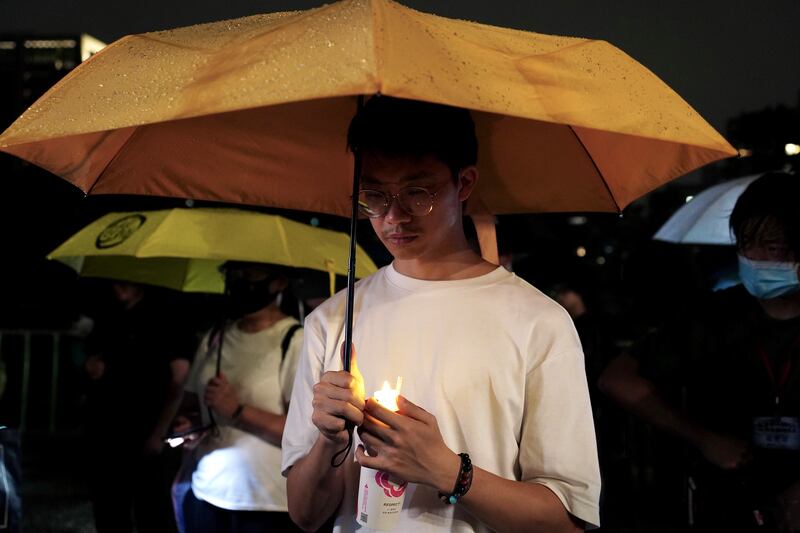 不少市民冒著雨悼念六四。(淳音 攝)