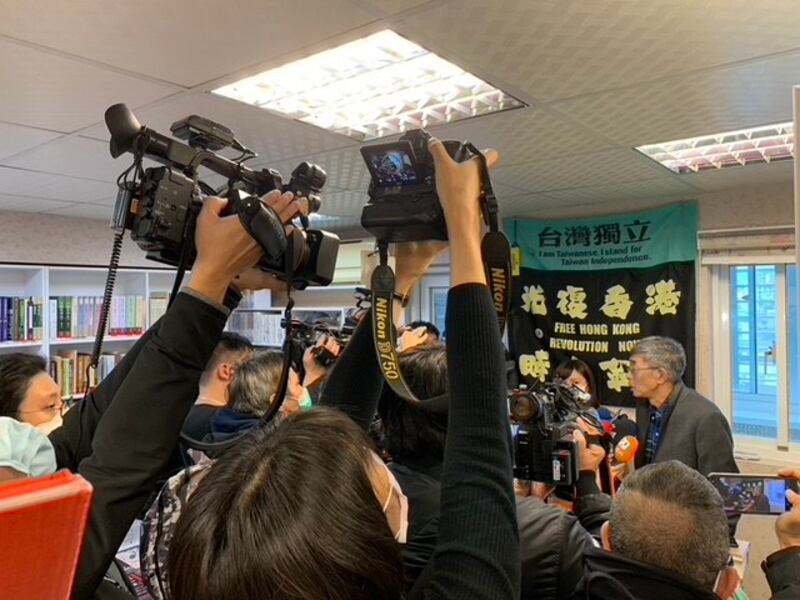 铜锣湾书店在台重启,国内外媒体高度关注。(记者 黄春梅摄)