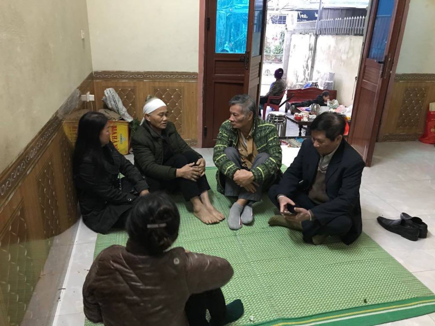 Hình minh họa. Các nhân sĩ trí thức đến thăm nhà cụ Lê Đình Kình ở Đồng Tâm. 