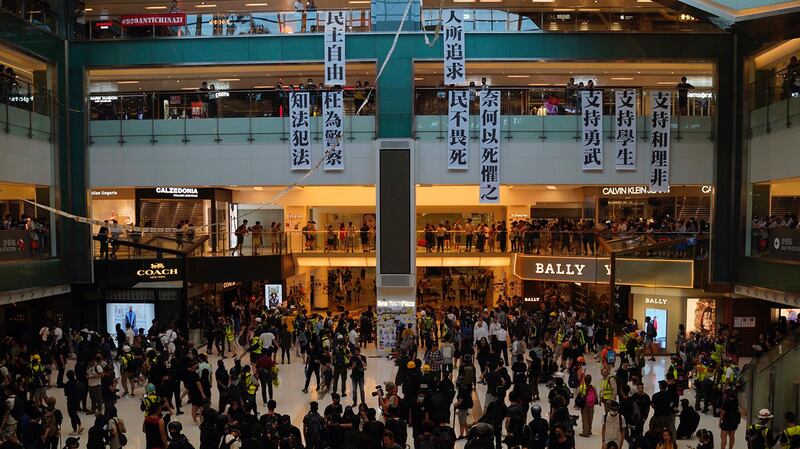 香港抗议者在购物商城挂起支持香港的标语。（美联社）