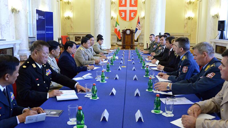 တပ်မတော်ကာကွယ်ရေးဦးစီးချုပ် ဗိုလ်ချုပ်မှူးကြီး မင်းအောင်လှိုင်နဲ့ ဆားဘီးယားကာကွယ်ရေးဝန်ကြီး Bratislav Gasic တို့ ၂၀၁၅ မေ ၁၁ ရက်နေ့က တွေ့ဆုံခဲ့စဉ်