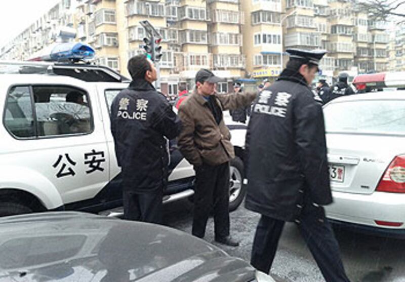 NiYulan_court_police1229_350.jpg