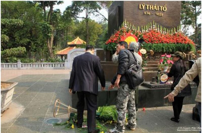 Dù anh chị em đã di chuyển đi lại mấy lần thì những kẻ này vẫn tìm cách đặt chồng lên trên. Không chỉ có thế, tên côn đồ xông đến phá nát vòng hoa, gây sự với các anh em, đánh, đạp vào người già, đánh phụ nữ. Hết sức hung hãn trước sự chứng kiến, quay phim đồng lõa của bảo vệ và các nhân viên an ninh. Photo by J.B Nguyễn Hữu Vinh.