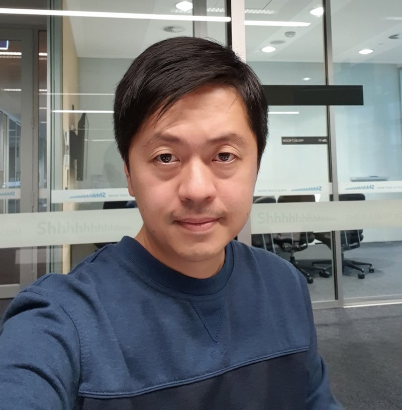 流亡的香港前立法会议员许智峯表示,夏宝龙和李家超的发言,反映官员不尊重反对二十三条的民意。(资料图/记者陈子非摄)