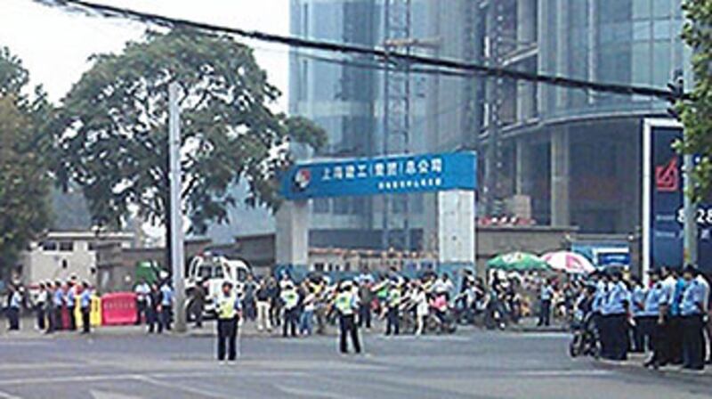 9月22日，濟南巿中級人民法院對薄案一審宣判，法院週邊滿佈警察及警車。（照片來自六四天網）