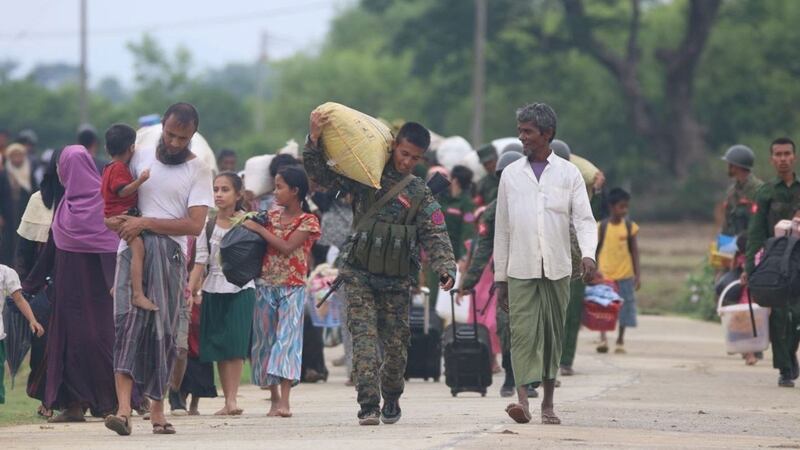 တိုက်ပွဲများကြောင့် ဘူးသီးတောင်မြို့နယ်မှ ရိုဟင်ဂျာများ (AA) ထိန်းချုပ်ရာနယ်မြေသို့ ထွက်ပြေးကြသည့် မြင်ကွင်းအား ၂၀၂၄ ခုနှစ် မေလ ၈ ရက်နေ့က AA ဘက်မှ ထုတ်ပြန်ထားသည့်ပုံ။ (Photo:Twitter/ Twan Mrat Naing)