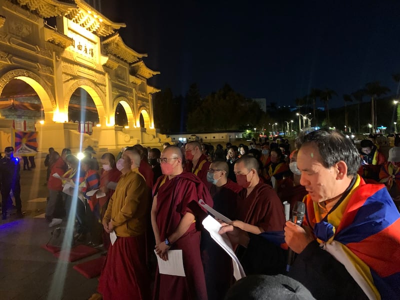 台湾的西藏人十日晚间在台北自由广场举行西藏三一零抗暴六十四周年烛光祈愿晚会。(记者夏小华摄)
