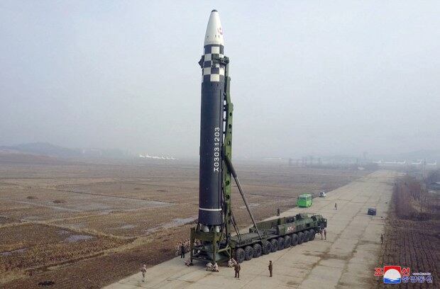 북한이 지난 3월 24일 실시한 신형 대륙간탄도미사일(ICBM) '화성-17형' 시험발사 모습.