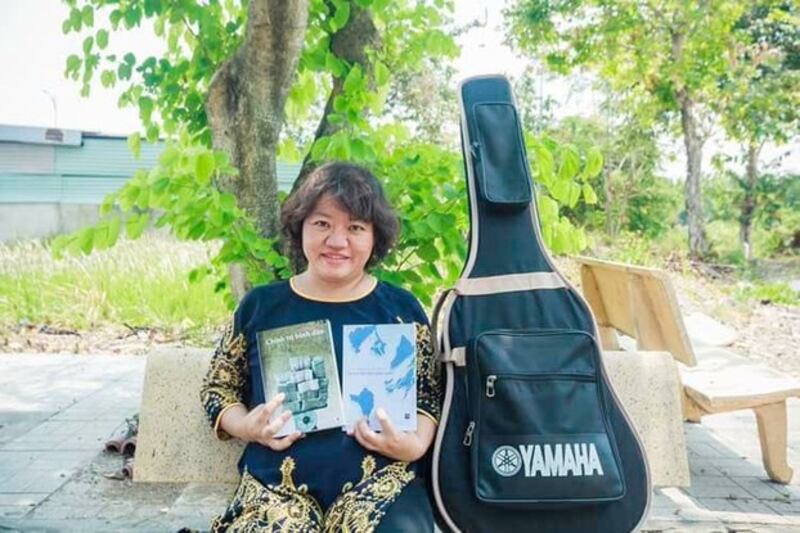 Hình minh hoạ. Nhà báo Phạm Đoan Trang và những cuốn sách do cô viết