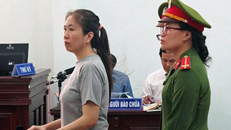 Nguyen Ngoc Nhu Quynh (L), also known as Mother Mushroom, stands trial at a courthouse in the city of Nha Trang in south-central Vietnam's Khanh Hoa province, June 29, 2017. Credit: AFP