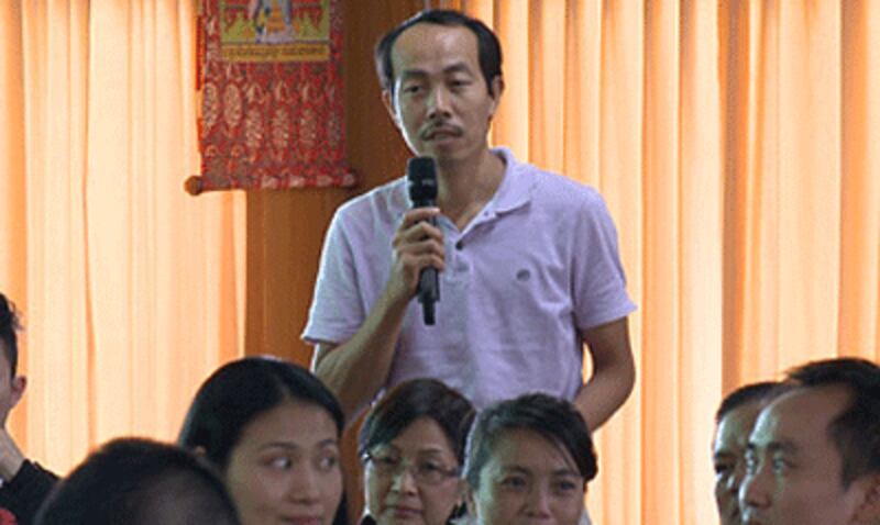 A Vietnamese participant posing a question to the Dalai Lama.