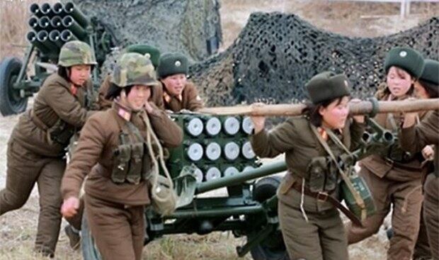 훈련 중인 북한군 여성방사포병사격대.