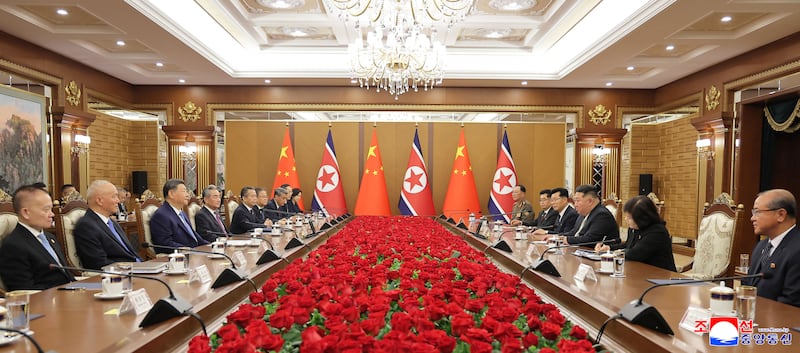 2026년 6월 8일, 평양 금수산 영빈관에서 김정은 북한 국무위원장과 시진핑 중국 국가주석이 회담을 하고 있다.