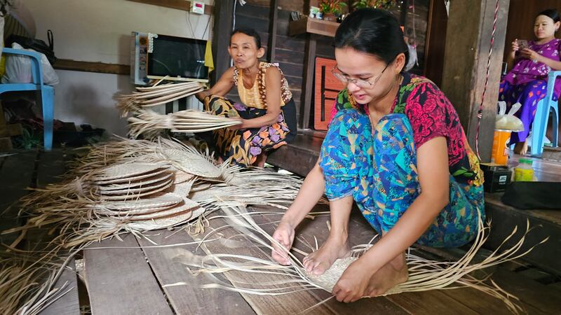 ပုသိမ်မြို့ ဘိုကြီးကုန်းရပ်ကွက်မှာ နေထိုင်သည့် မသူဇာဝင်း၏ ရိုးရာစလူယပ်တောင် ရက်လုပ်ငန်အား ၂၀၂၃ ခုနှစ် သြဂုတ်လ ၁၇ ရက်နေ့က တွေ့ရစဉ်။ (Photo: RFA)