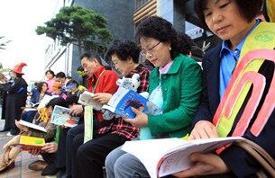 서울 관악구에서 열린 '2011 관악 북페스티벌'에서 시민들이 책 읽기 플래시몹에 참여하고 있다.
