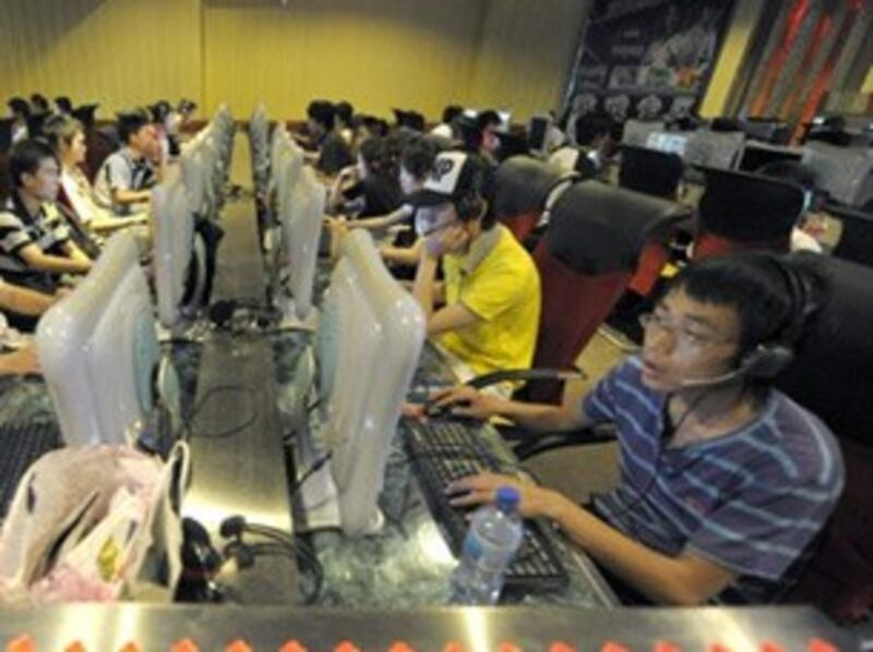 图片： 在北京一家网吧内，用户正在上网。 （法新社资料图片）