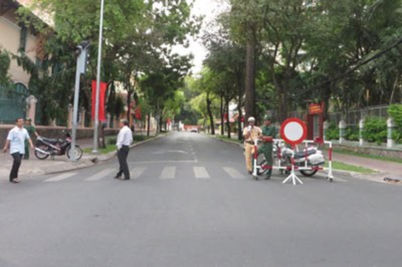 Các chốt chặn được dựng lên trên đường phố Sài Gòn. RFA photo