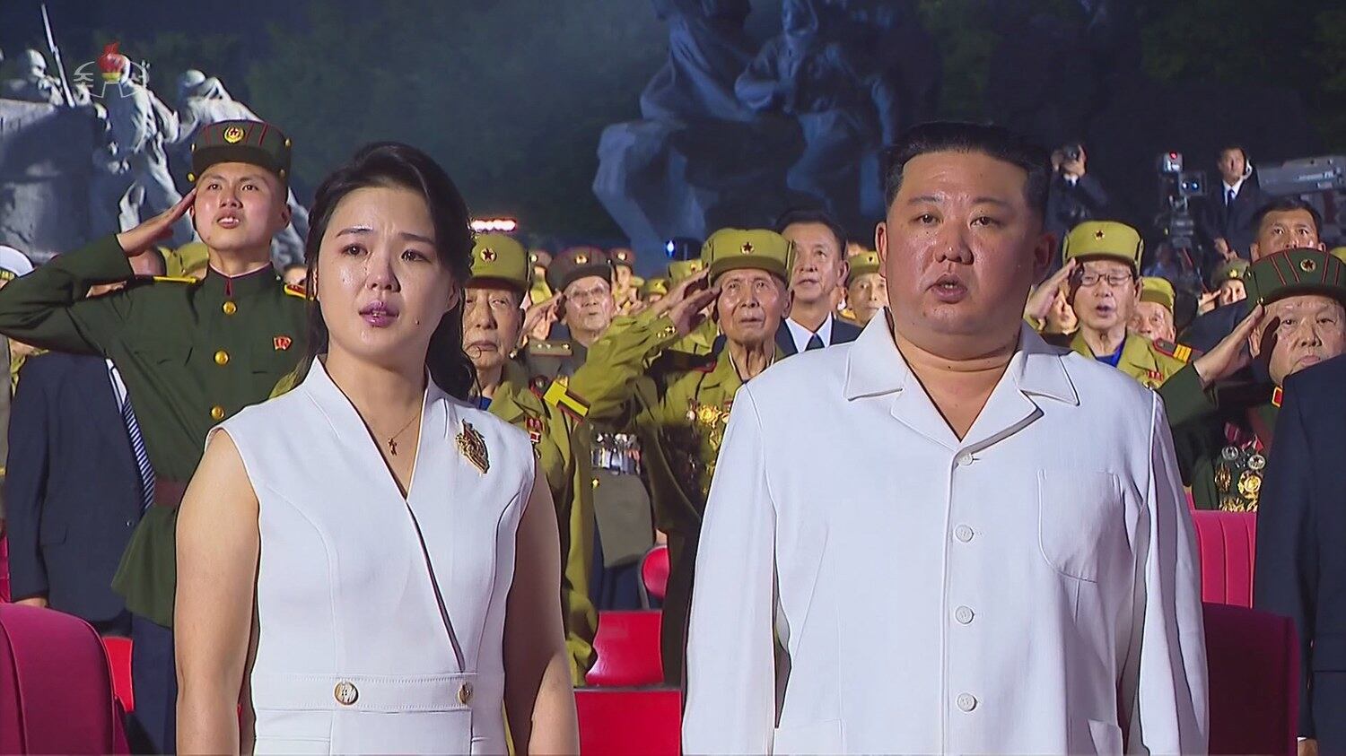 북한 전승절 69주년인 지난 27일 평양 조국해방전쟁승리기념탑 앞에서 기념행사가 진행됐다고 조선중앙TV가 28일 보도했다. 김정은 위원장의 아내인 리설주가 민소매 원피스 차림으로 행사를 지켜보며 눈물을 흘리고 있다.