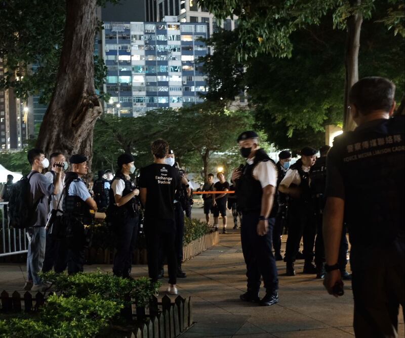 來自波蘭的中文大學留學生，晚上10時原到維園點蠟燭，其後被警方叫停並截查。（李若如 攝）