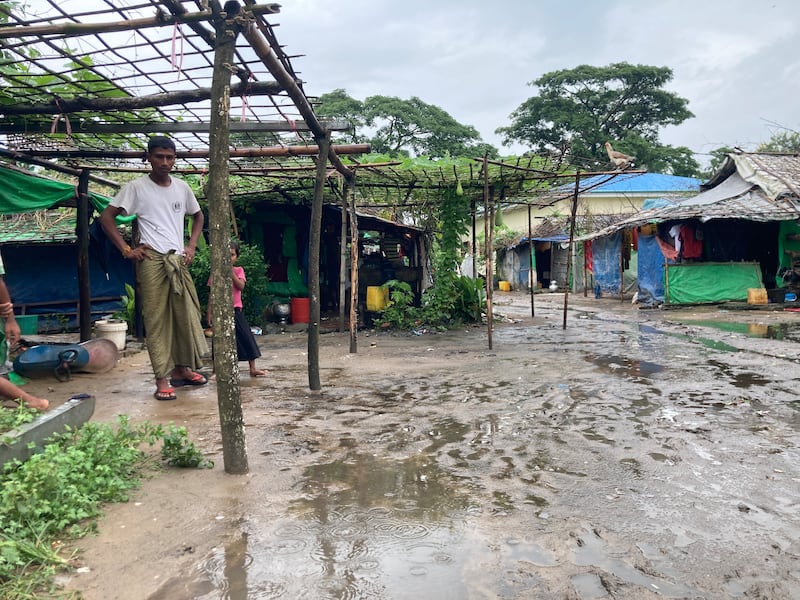 ဟိန္ဒူဒုက္ခသည်များနေထိုင်ကြသည့် မောင်တောမြို့မအရှေ့(၄)ရပ်ကွက်မှ တာပေါ်လင်စအမိုးအကာနဲ့ တဲအိမ်ငယ်များကို ၂၀၂၃ ခုနှစ် စက်တင်ဘာ ၁၄ ရက်နေ့က တွေ့ရစဉ်။ (Photo: RFA)