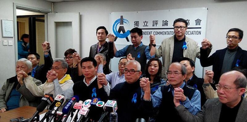 2014年2月22日,二十九名資深傳媒人及學者,包括被商台解僱的節目主持人李慧玲、時事評論員程翔、劉銳鉊、商台主持潘小濤等召開記者會,宣布成立”獨立評論人協會”,以關注和維護香港的新聞及言論自由。(粵語台林靜攝)