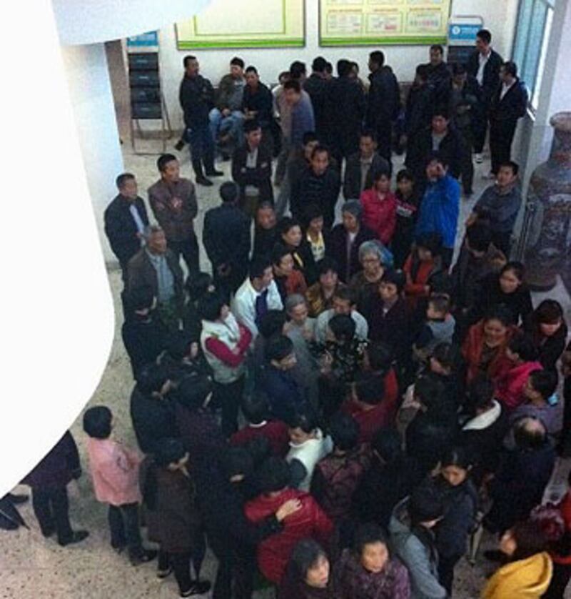 周五早上曾有數名汕頭大學新聞系的學生進入蓮塘村採訪，他們拍照時被地方領導阻攔，其後被公安帶走。（相片由村民林先生提供）